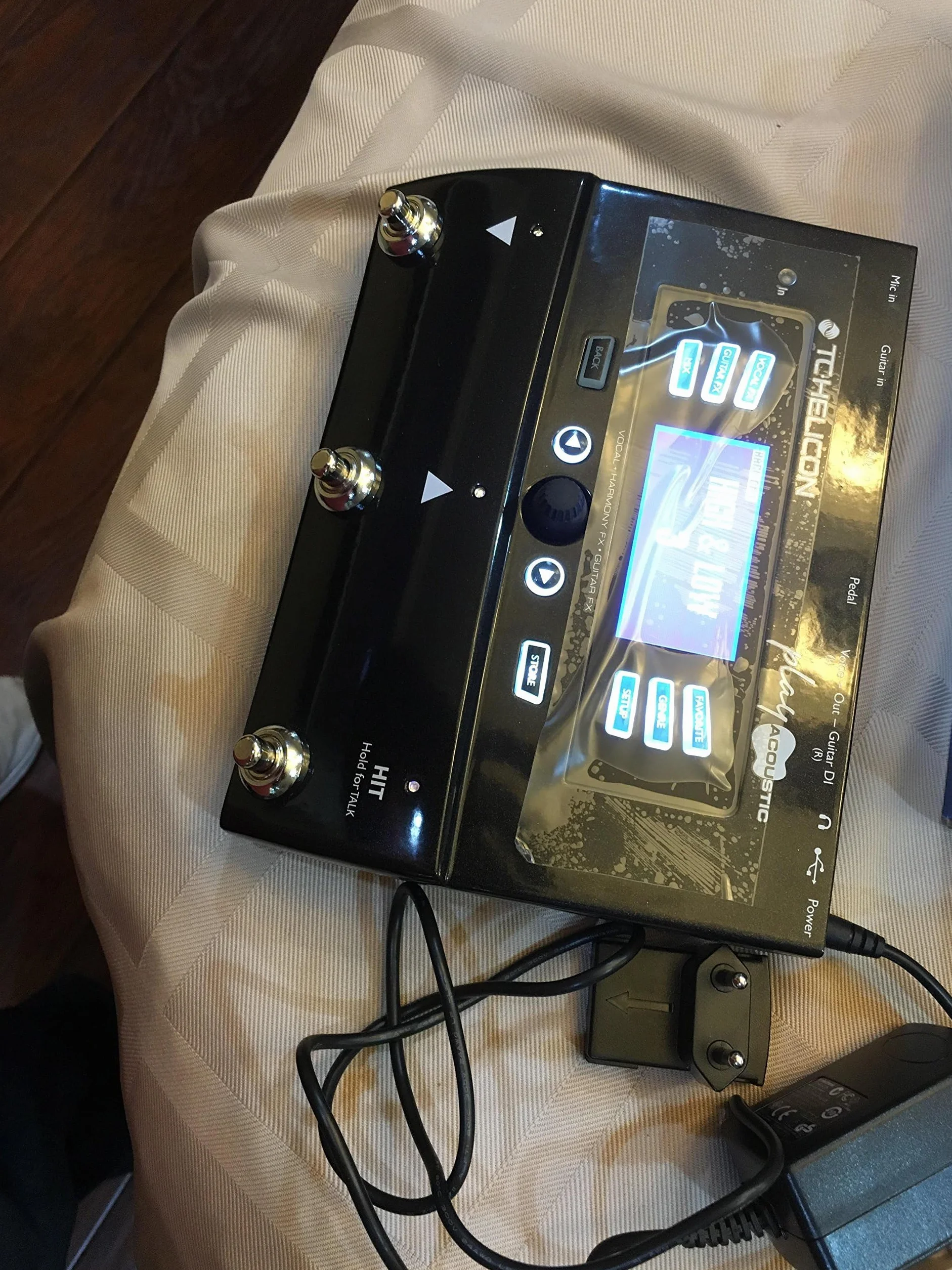 TC Helicon PLAY ACOUSTIC Stompbox de efectos de guitarra acústica y vocal de 3 botones con BodyRez y looping