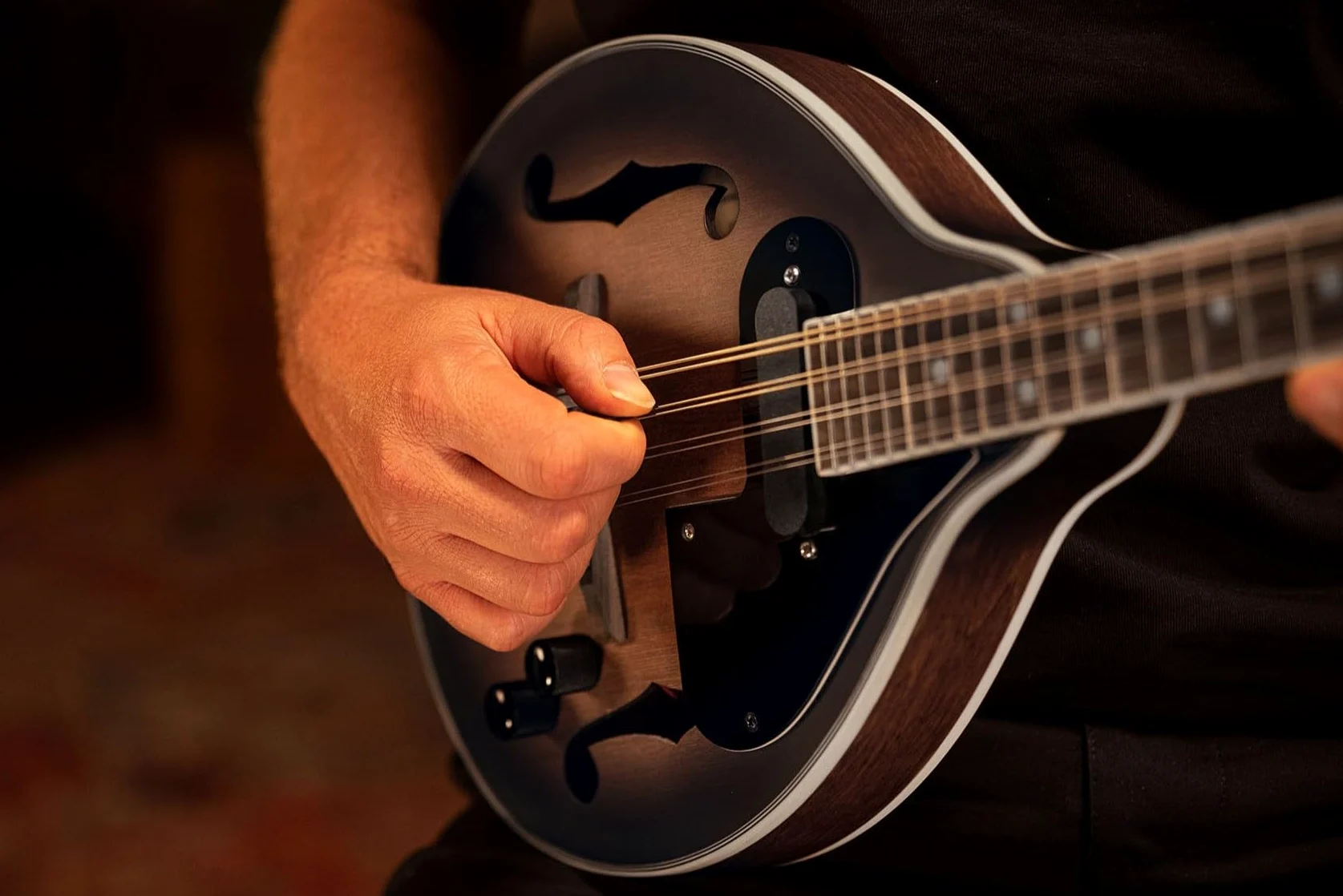 Ortega Guitars Bluegrass RMAE30-WB - Mandolina estilo A - Serie Americana - Electroacústica - Abeto y arce con acabado satinado Whiskey Burst