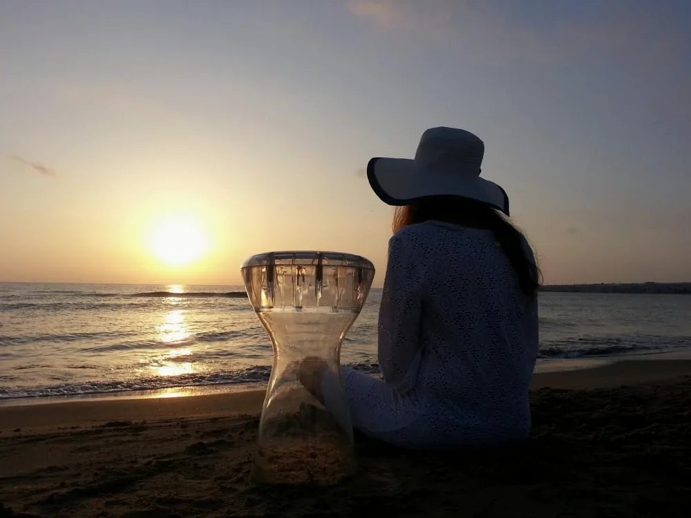 Tambor Darbuka de diamante con cabeza de 8.75 pulgadas, con teclas de afinación de latón y bolsa acolchada de 17 pulgadas de longitud (policarbonato transparente)