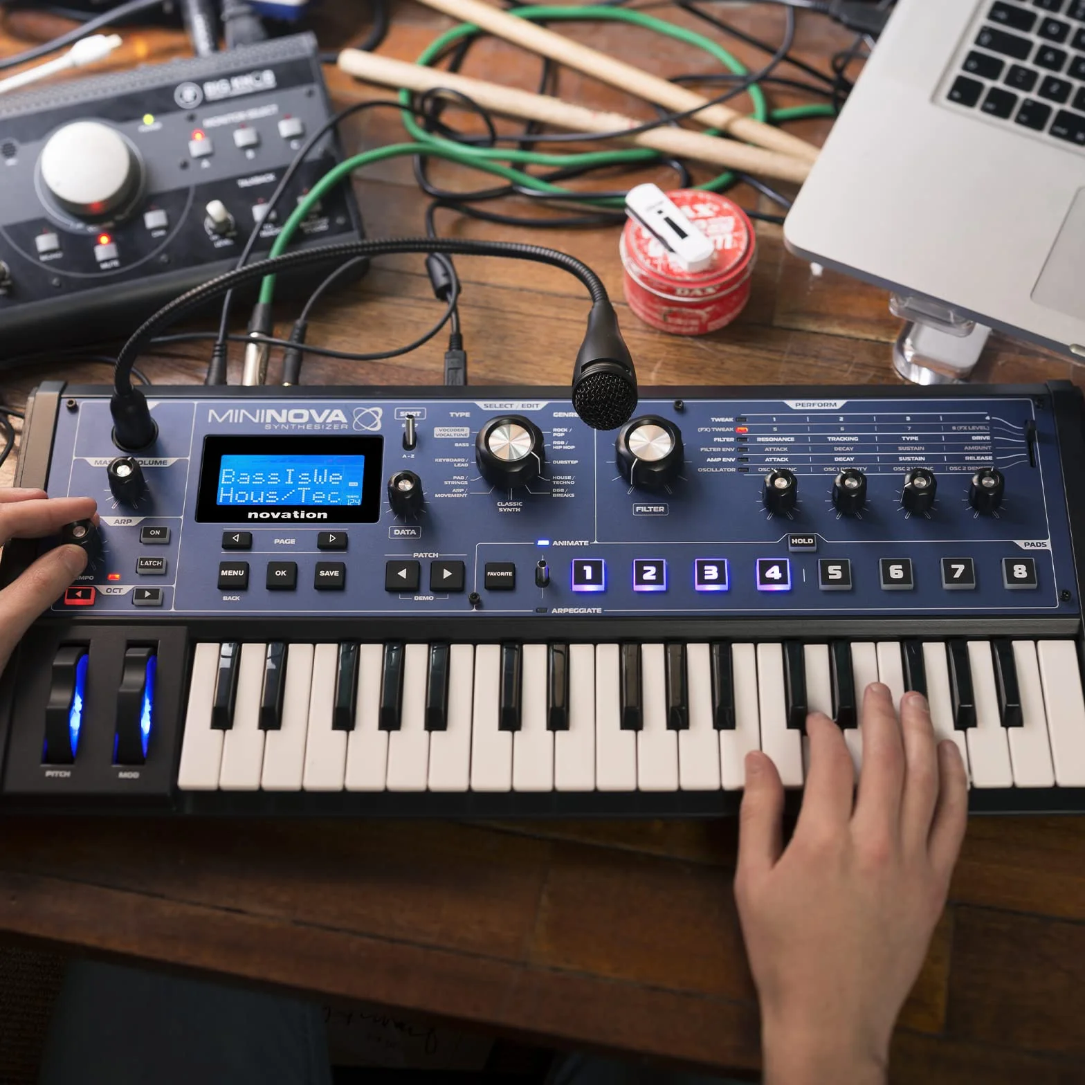Novation Sintetizador compacto de modelado analógico MiniNova con 37 miniteclas de Novation. Potente, compacto y fuerte, con vocoder de corrección del tono, 256 sonidos incluidos y 5 efectos por capa de voz