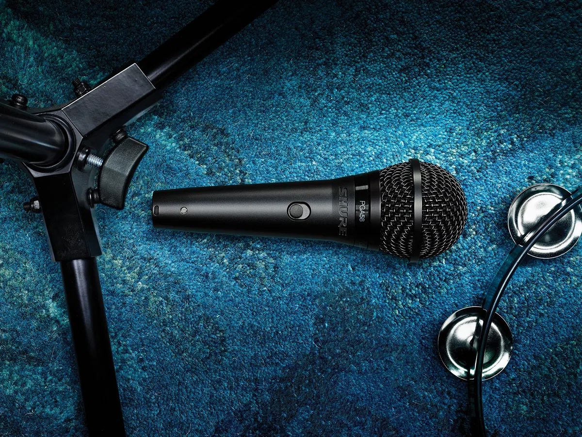 Shure PGA58- Micrófono de Mano dinámico para Voces con patrón de captación cardioide, Interruptor de Encendido/Apagado Discreto, Adaptador de Soporte y Bolsa con Cremallera (PGA58-LC)