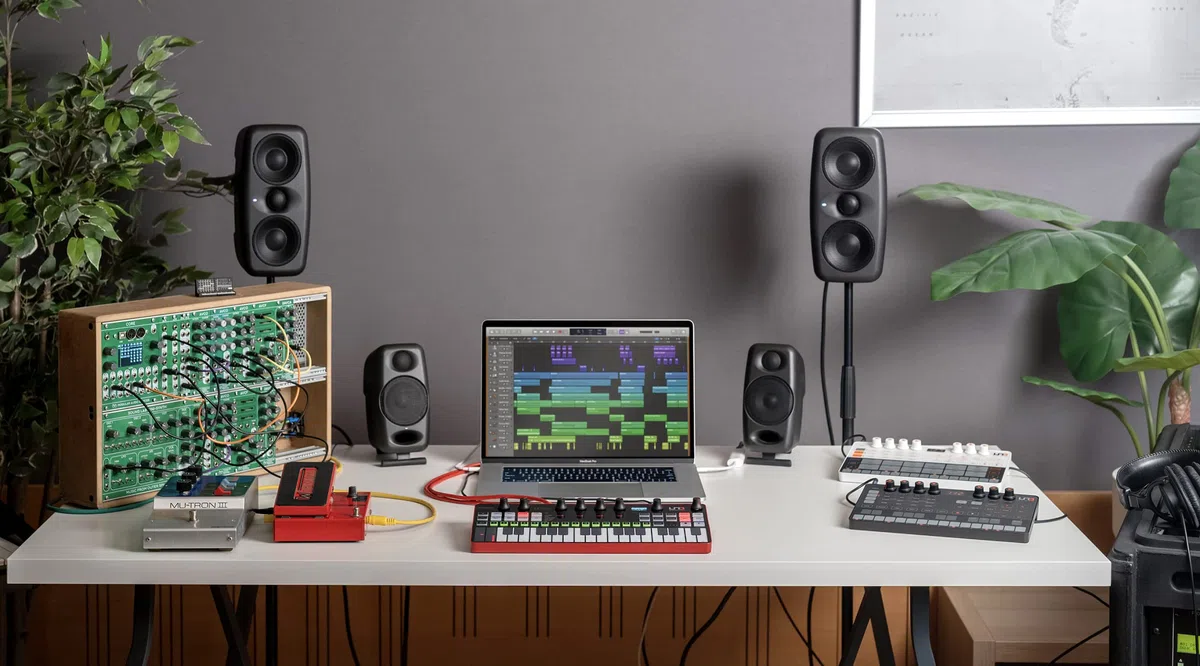 IK Multimedia - UNO Synth Pro Desktop