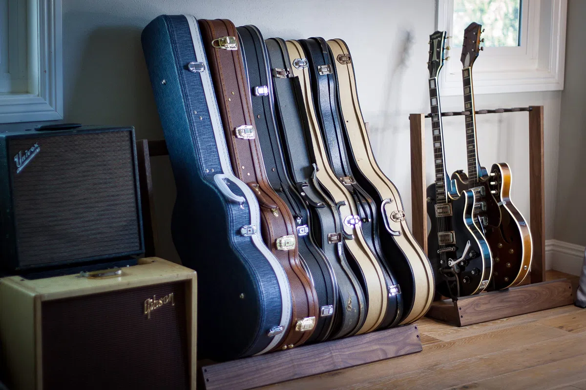 String Swing - Soporte plegable para guitarras eléctricas y acústicas (madera de fresno)