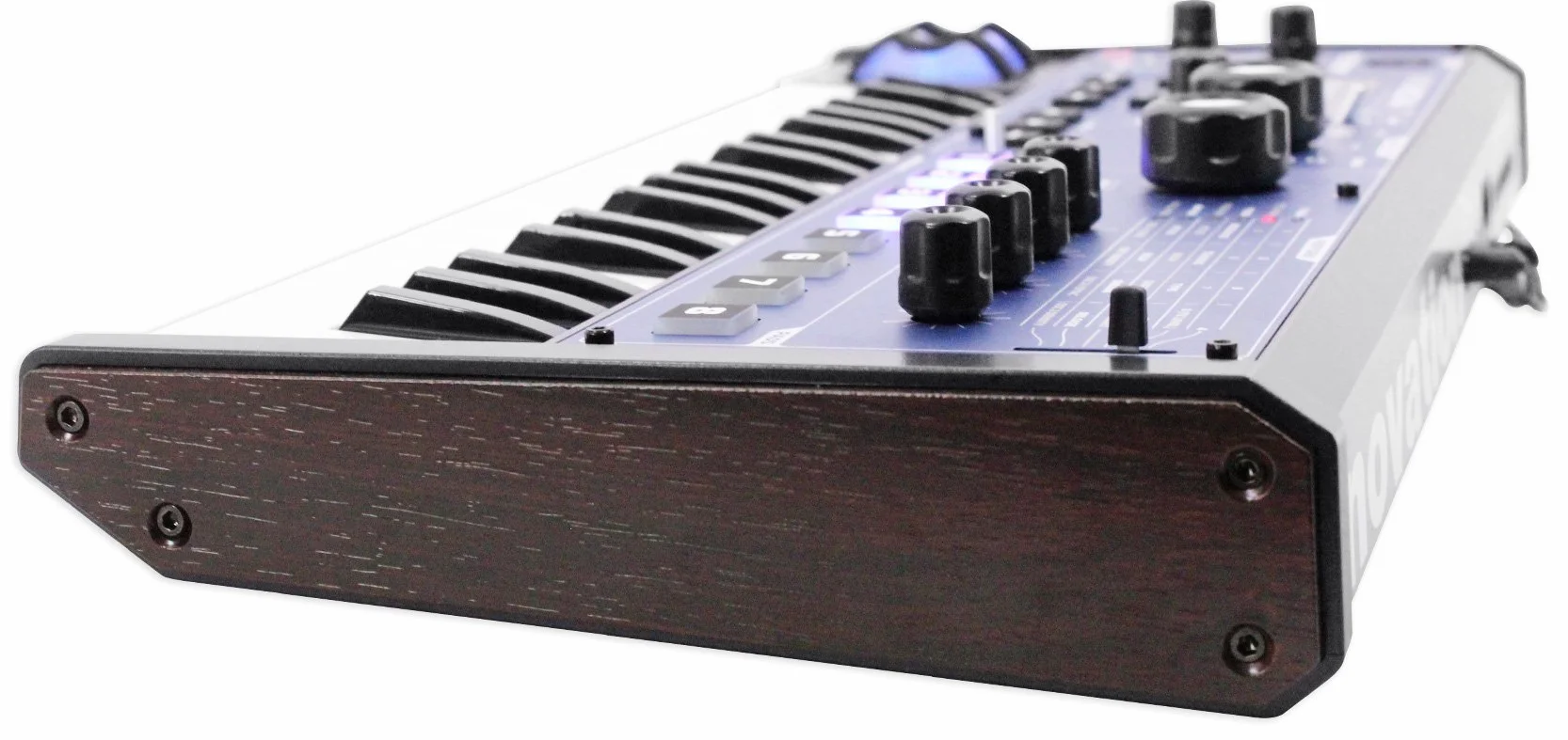 Novation Sintetizador compacto de modelado analógico MiniNova con 37 miniteclas de Novation. Potente, compacto y fuerte, con vocoder de corrección del tono, 256 sonidos incluidos y 5 efectos por capa de voz