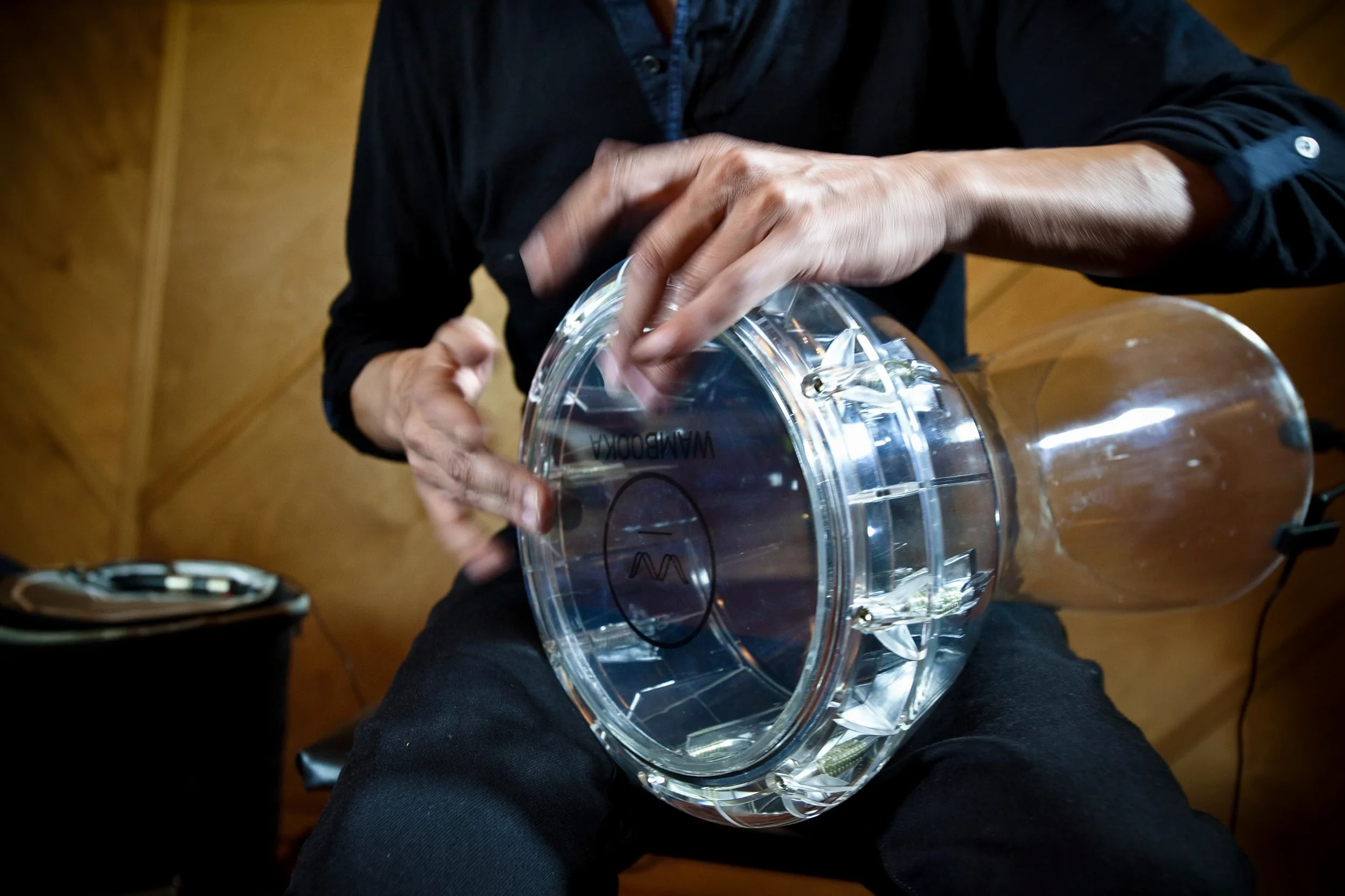 Tambor Darbuka de diamante con cabeza de 8.75 pulgadas, con teclas de afinación de latón y bolsa acolchada de 17 pulgadas de longitud (policarbonato transparente)