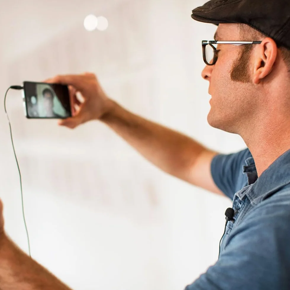 Shure MVL Micrófono Lavalier para iPhone y tableta - Clip externo en el micrófono de la solapa mini para grabación de video y vlogging con conector de 3.5 mm, parabrisas, soporte y bolsa de transporte