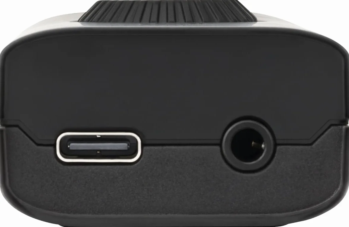 Interfaz de audio portátil USB-C Fender Link I/O, ideal para guitarra eléctrica, cabe en el bolsillo y ofrece audio bidireccional impecable a través de conexión USB.