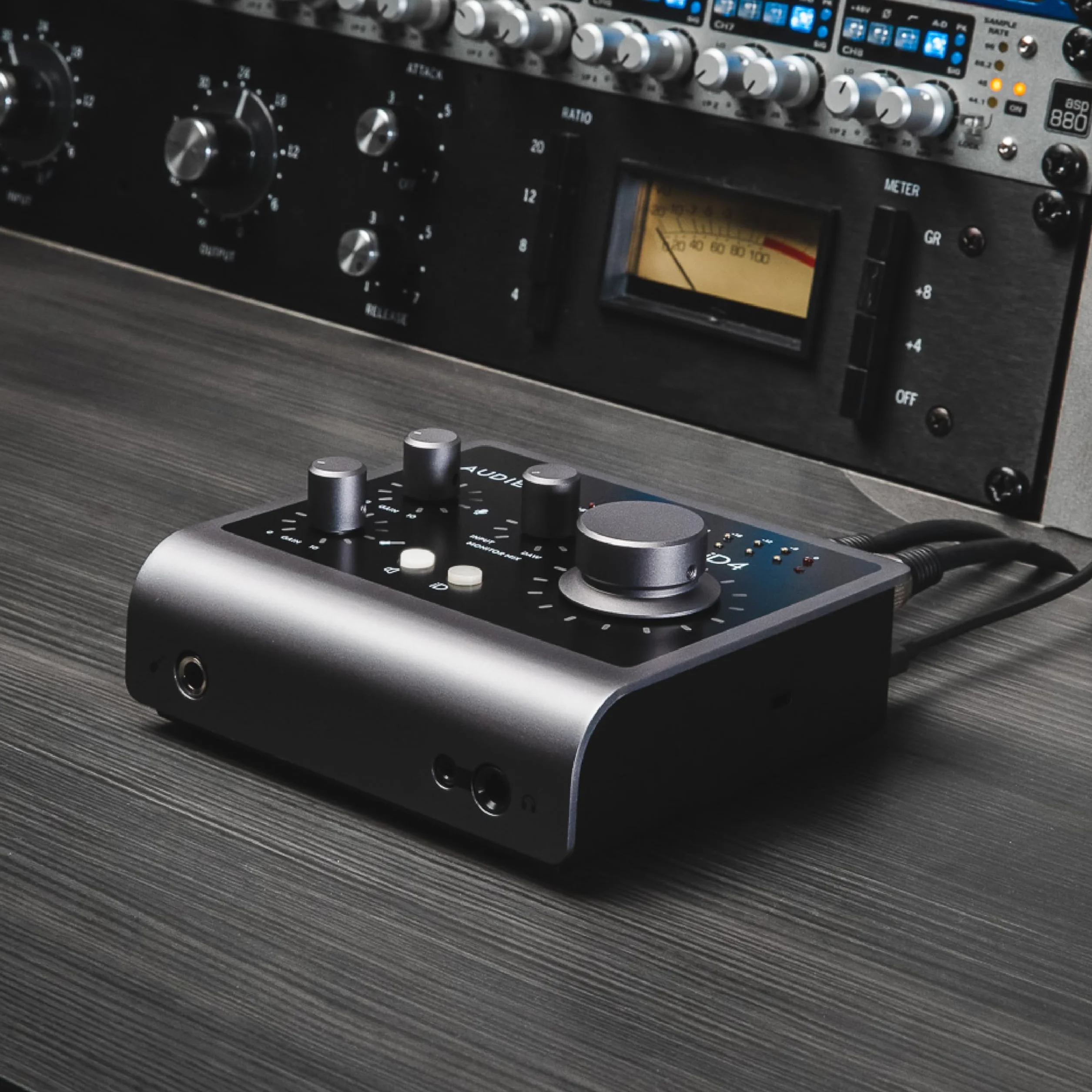 Interfaz de audio Audient iD4 MKII, Preamplificador de micrófono de consola clase A (USB-C de alta velocidad, mezcla de monitor y función de panorámica, compatible con Mac/PC/iOS), Negro