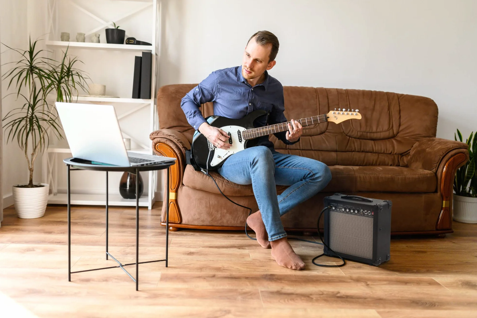 Amplificador Mini Combo Rocktile Scream 15 (15 Vatios, 2 Canales, Portátil, Entrada AUX para MP3/CD, Ecualizador De 3 Bandas, Salida para Auriculares)