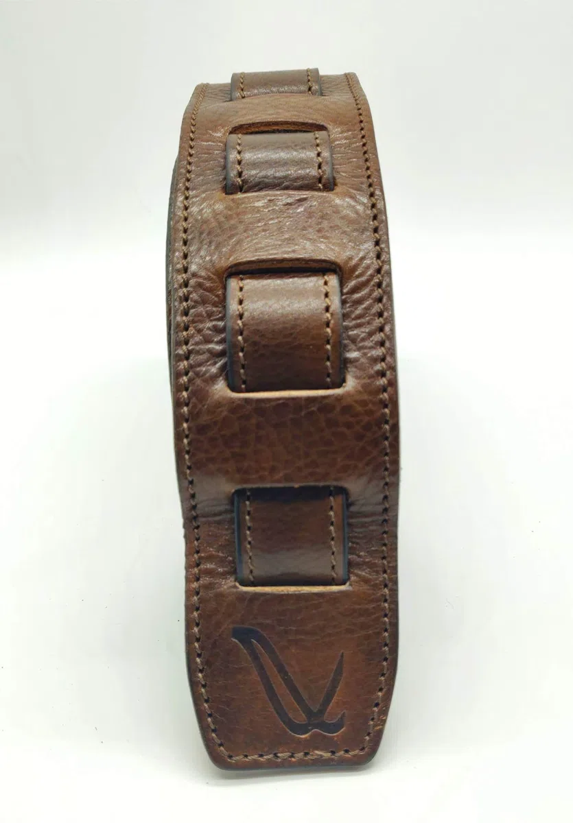 Tracolla per chitarra e basso fatte a mano, produzione artigianale 100% made in Italy con vera pelle primo fiore conciata al vegetale in Toscana con resistenti cuciture in contrasto(HORSE SADDLE)