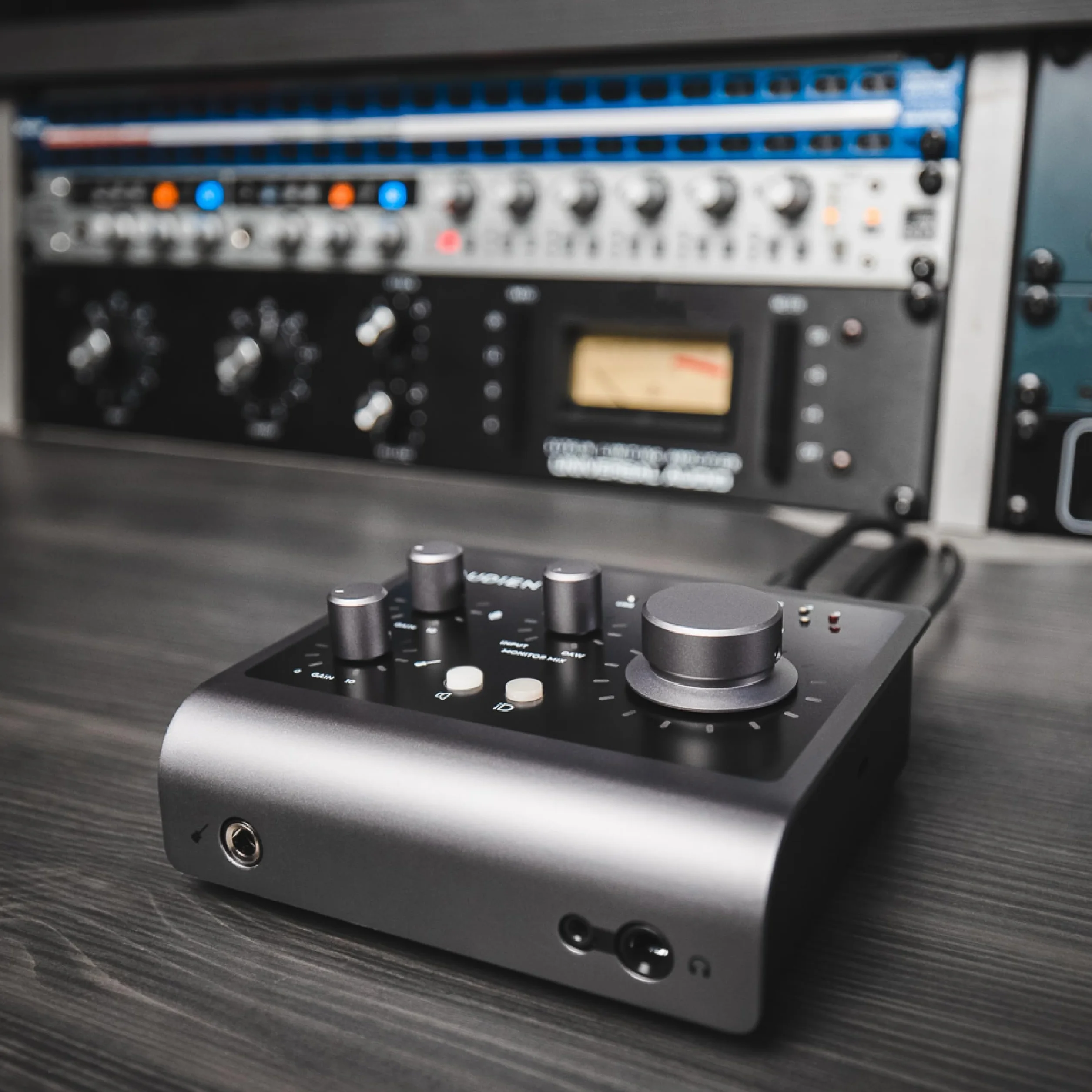 Interfaz de audio Audient iD4 MKII, Preamplificador de micrófono de consola clase A (USB-C de alta velocidad, mezcla de monitor y función de panorámica, compatible con Mac/PC/iOS), Negro