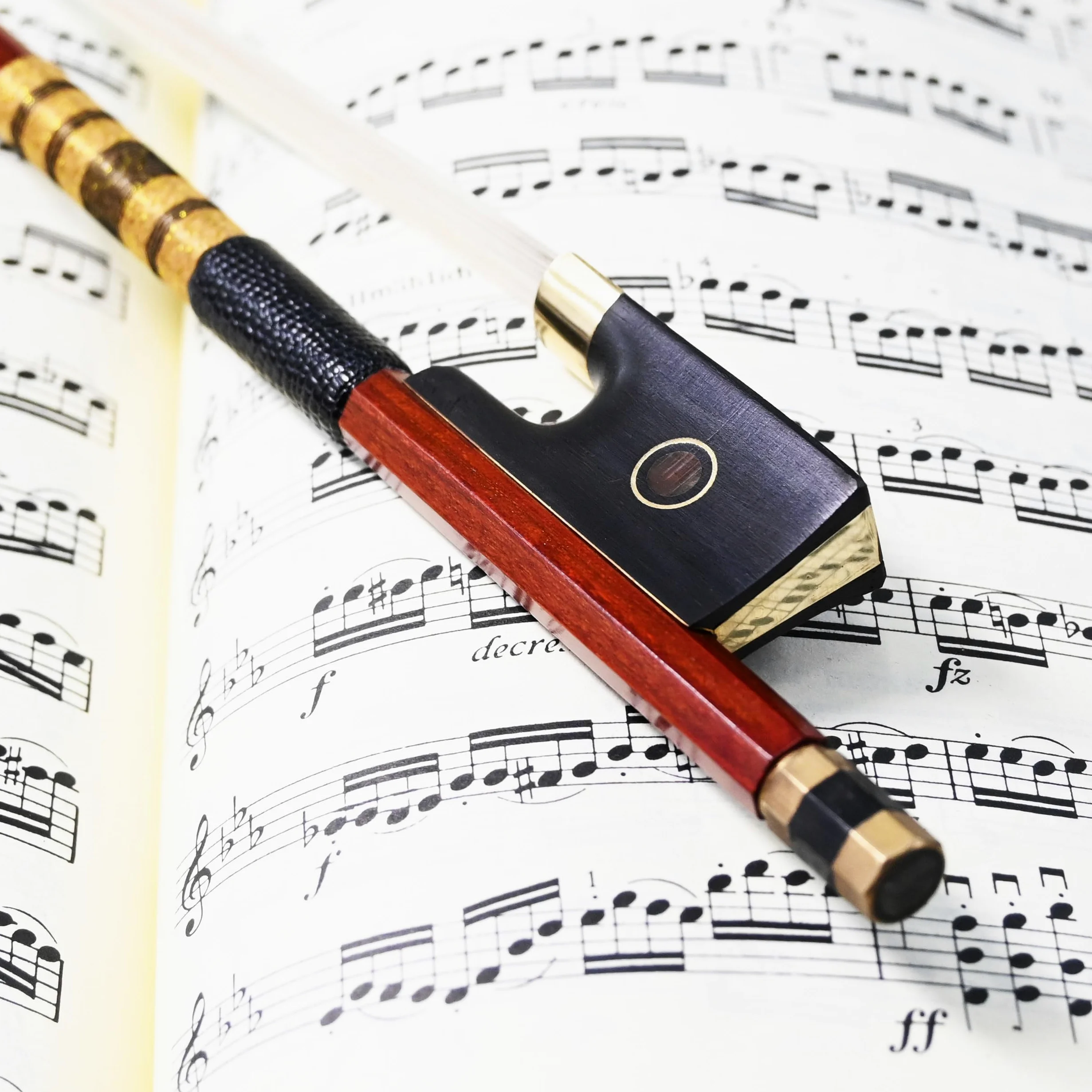 Violín Pernambuco vingobow una multa, luz cálida, Gran Equilibrio. Así Flexible y respuesta rápida, buena rana de madera de ébano con totalmente latón Aolly, arte nº 810 V