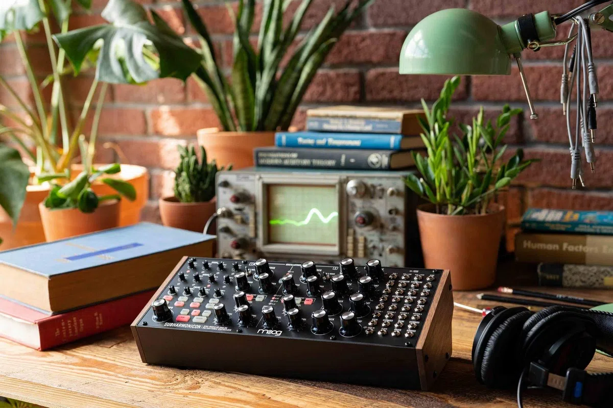 MOOG Subharmonicon - Sintetizador Polirrítmico Analógico Semimodular con Secuenciador Dual, MIDI y Bahía de Parcheo