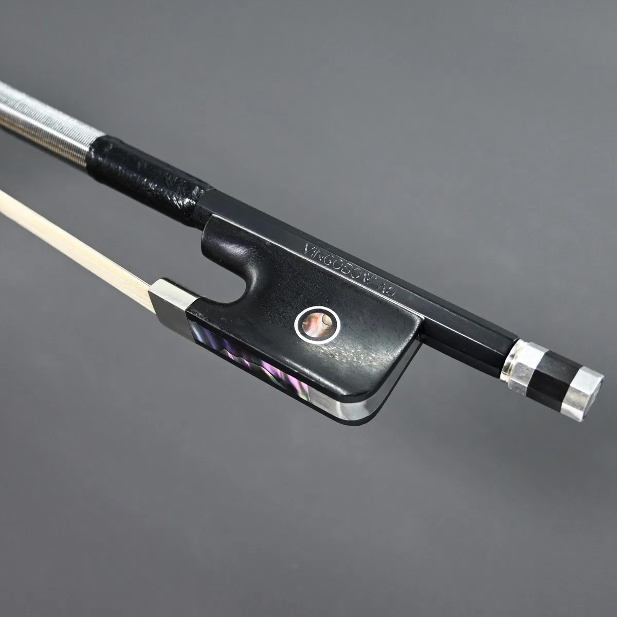 Arco de violonchelo de fibra de carbono VingoBow Pernambuco Performance! Tono profundo y potente 3/4 Tamaño 67 cm Color negro nuevo, Art No.100C