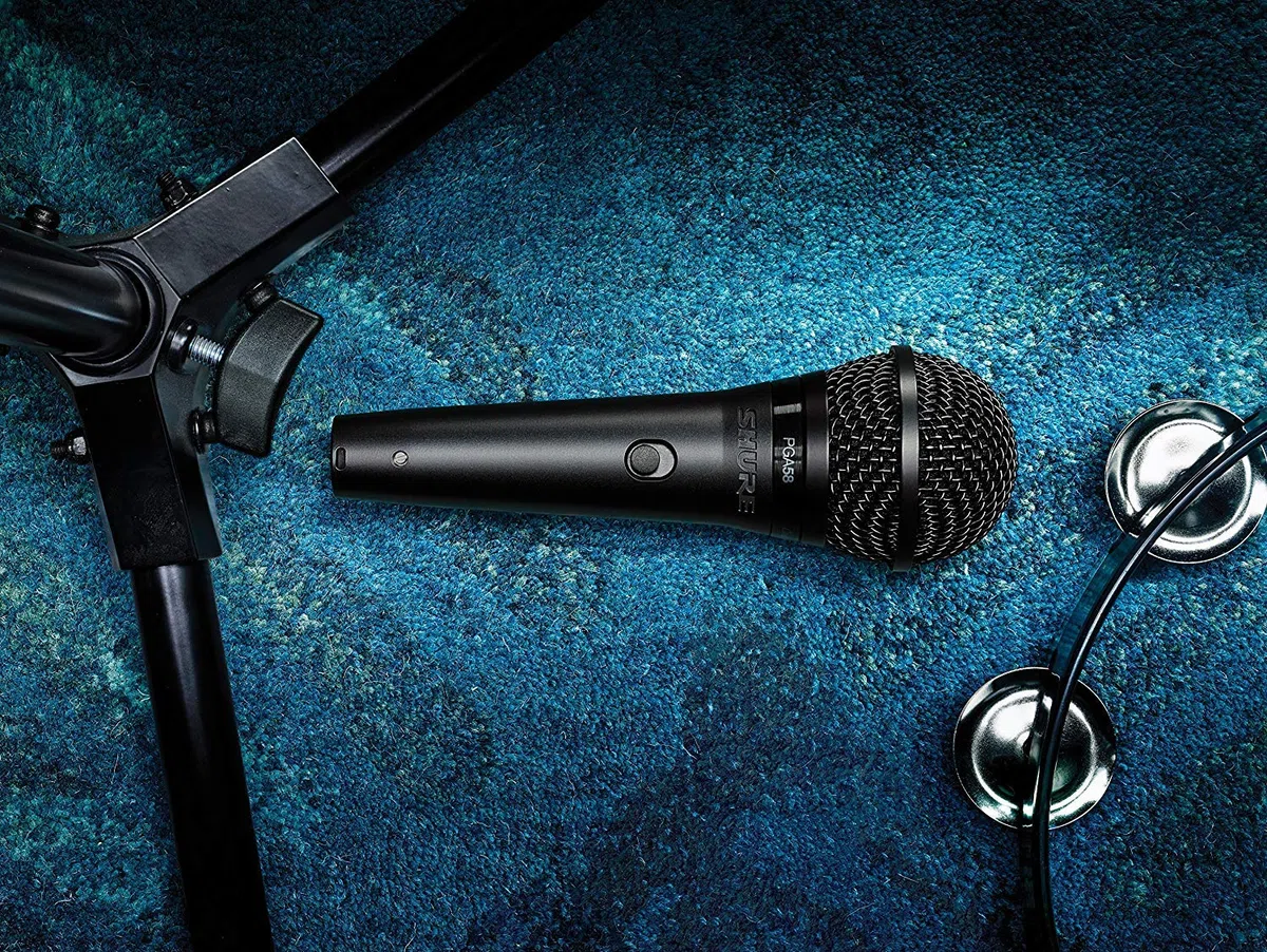 Shure PGA58 Micrófono dinámico: micrófono Vocal de Mano con Interruptor de Encendido/Apagado, Conector XLR de 3 Pines, Cable de 15 'XLR a QTR, Adaptador de Soporte y Punta de Cremallera (PGA58-QTR-E)