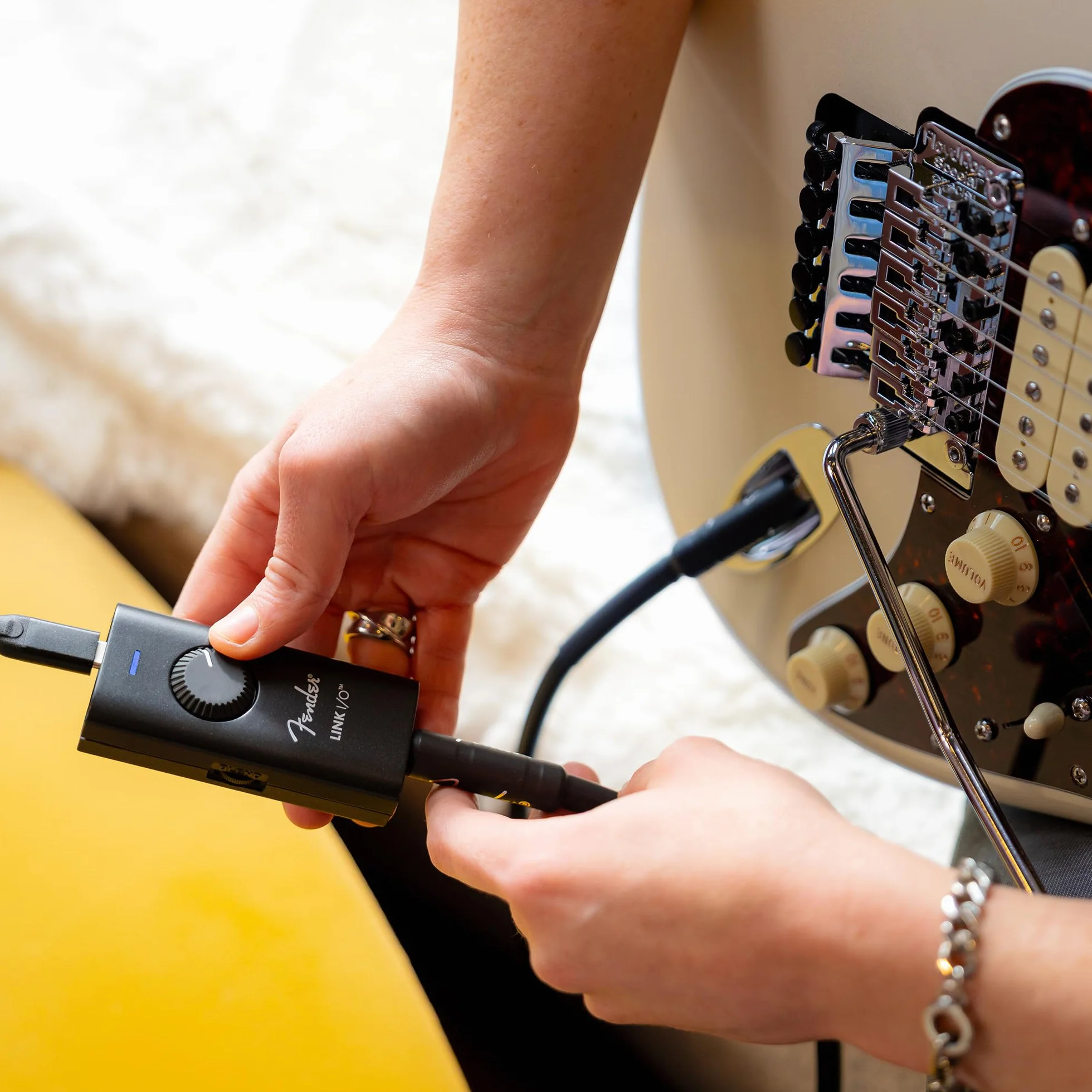 Interfaz de audio portátil USB-C Fender Link I/O, ideal para guitarra eléctrica, cabe en el bolsillo y ofrece audio bidireccional impecable a través de conexión USB.