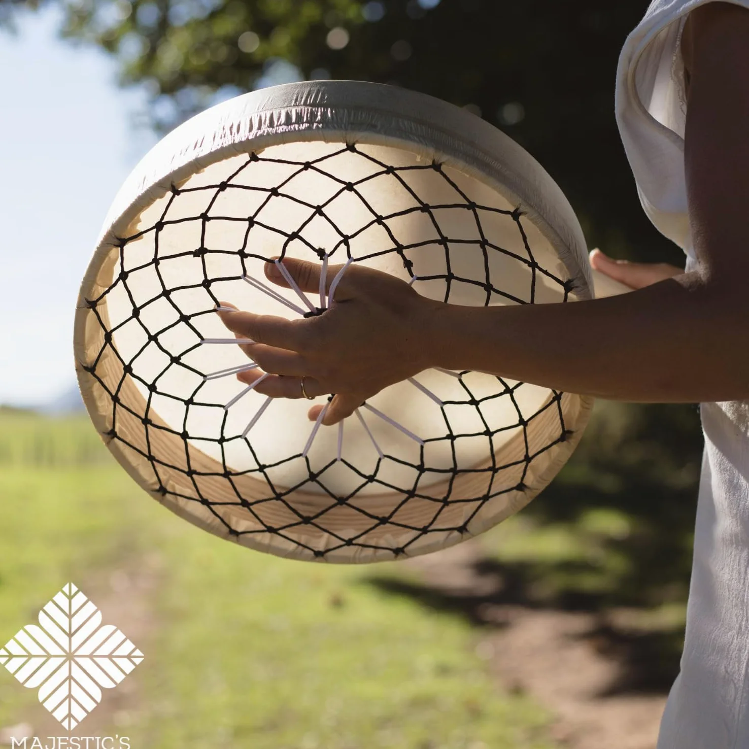 Tambor Chamánico Nativo de Madera y Piel de Cabra 30 cm, hecho a mano, para Rituales Chamánicos y Meditación + Mailloche