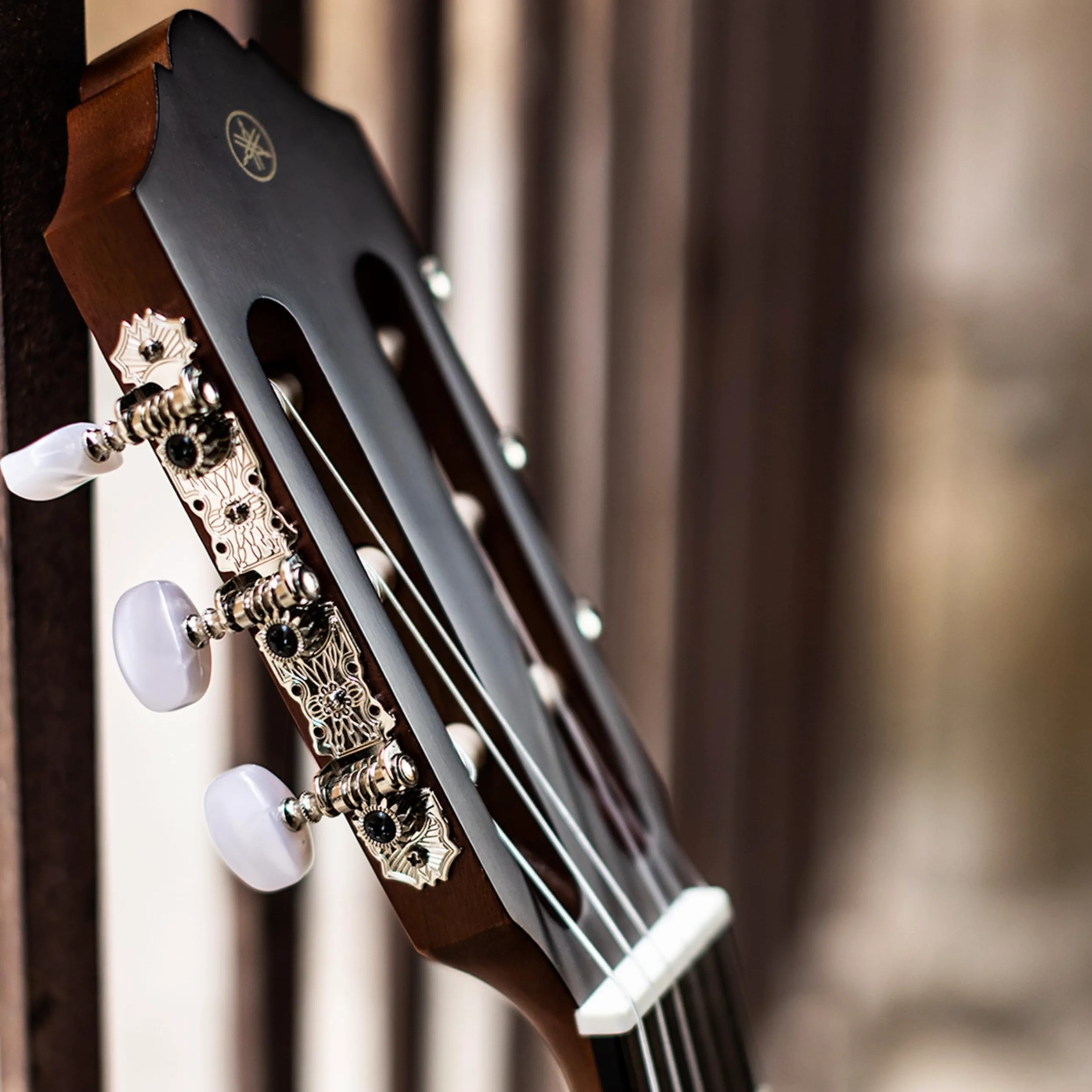 YAMAHA CG122MC Guitarra Clásica Tamaño Completo – Tapa Maciza de Cedro, Escala 650 mm, Guitarra de Nylon con Sonido Cálido y Rico, Fácil de Tocar