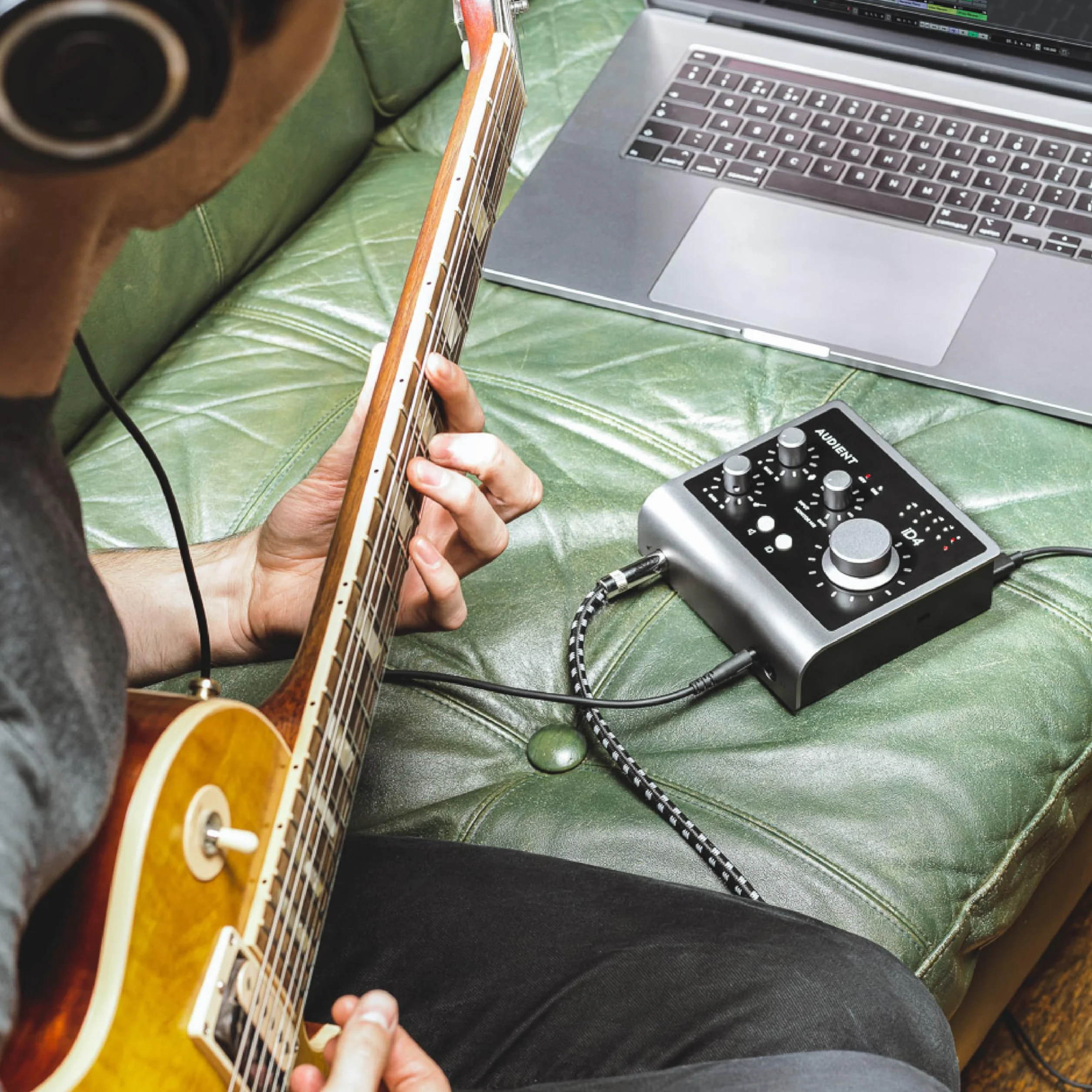 Interfaz de audio Audient iD4 MKII, Preamplificador de micrófono de consola clase A (USB-C de alta velocidad, mezcla de monitor y función de panorámica, compatible con Mac/PC/iOS), Negro