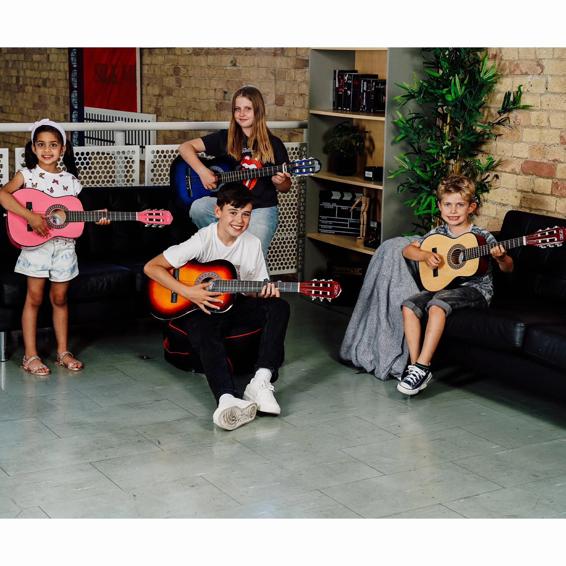 3rd Avenue Paquete Para Principiantes Con Cuerdas De Nailon Español Para Guitarra Clásica Para Niños De, Tamaño 1/2, 6 Meses De Lecciones Gratis, Bolsa Y Cuerdas, Color Rosa