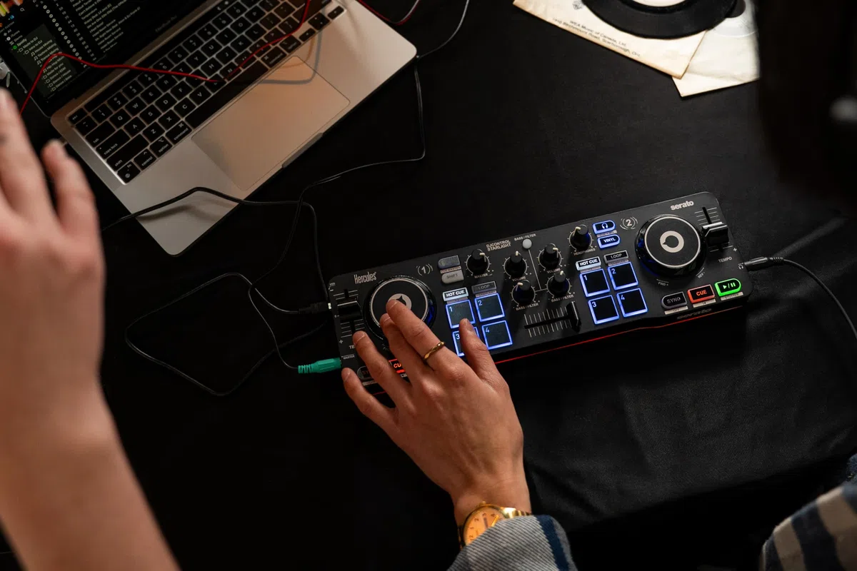 Hercules DJControl Starlight - Controladora DJ USB portatil de 2 pistas y 8 Pads, software Serato DJ Lite, para PC y MAC